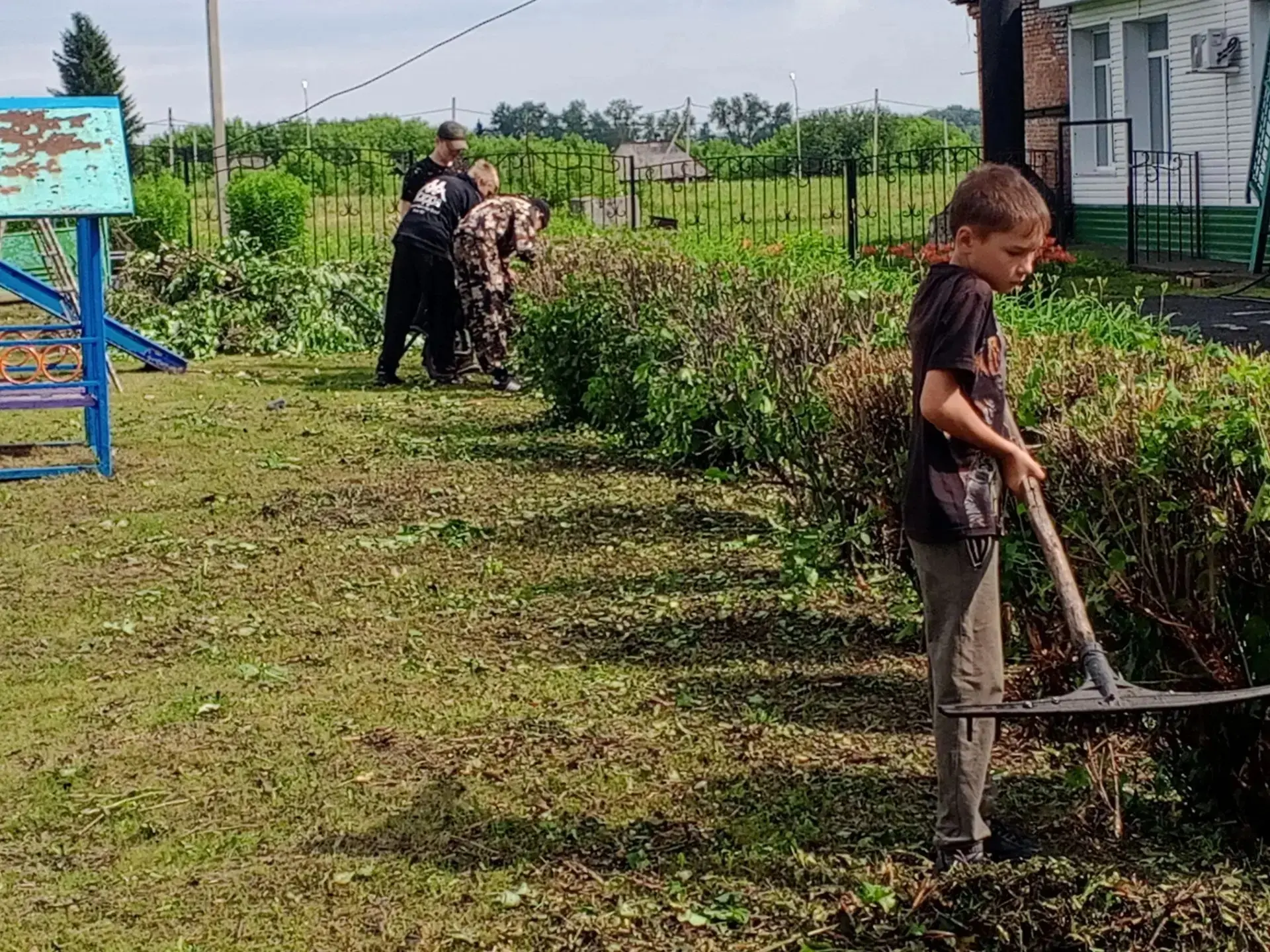 В период летних каникул, когда школьные коридоры пустуют, ребята не остаются в стороне и продолжают 