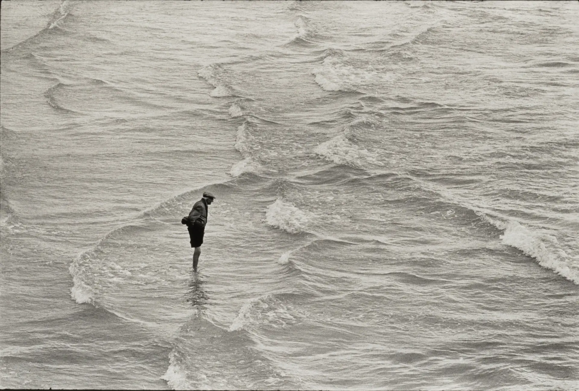Человек, стоящий в море, Англия, 1966 г.