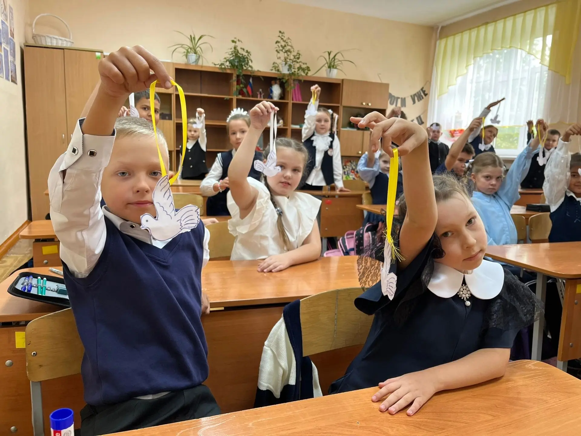 Сегодня во 2 «Б» классе прошла трогательная акция — «Голубь мира». Мы посвятили её Дню ...