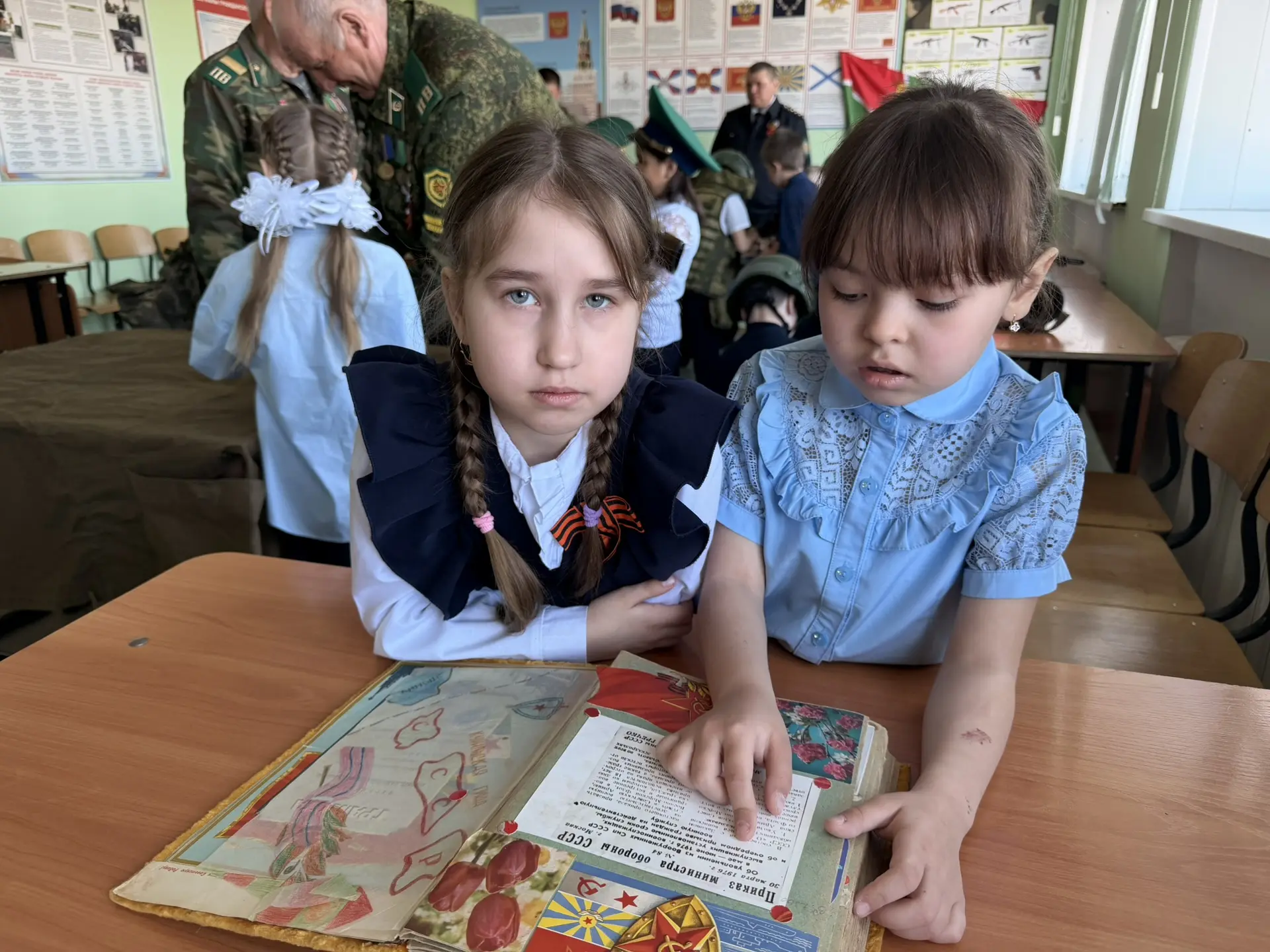 🛡️ В Бердюжской школе продолжается выставка вооружения и экипировки, организованная местным отделени