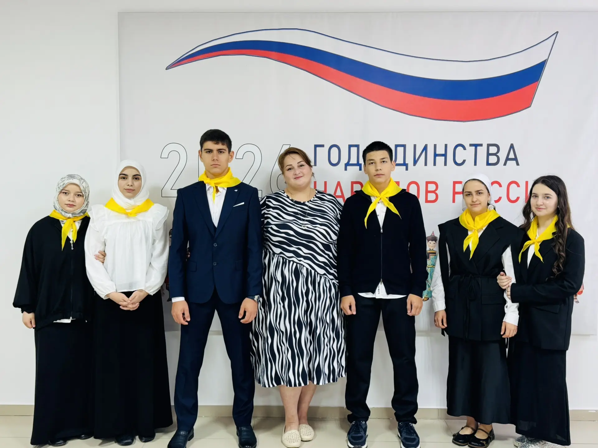🌧 Традиционное начало недели: поднятие флага и «Разговоры о важном» 🇷🇺✨