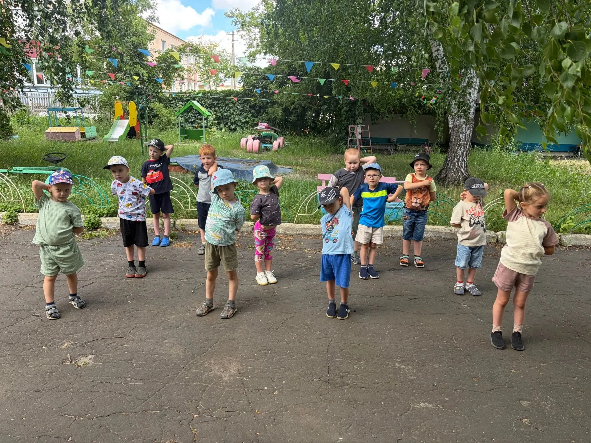 Зарядка на свежем воздухе — лучший старт дня! ☀️