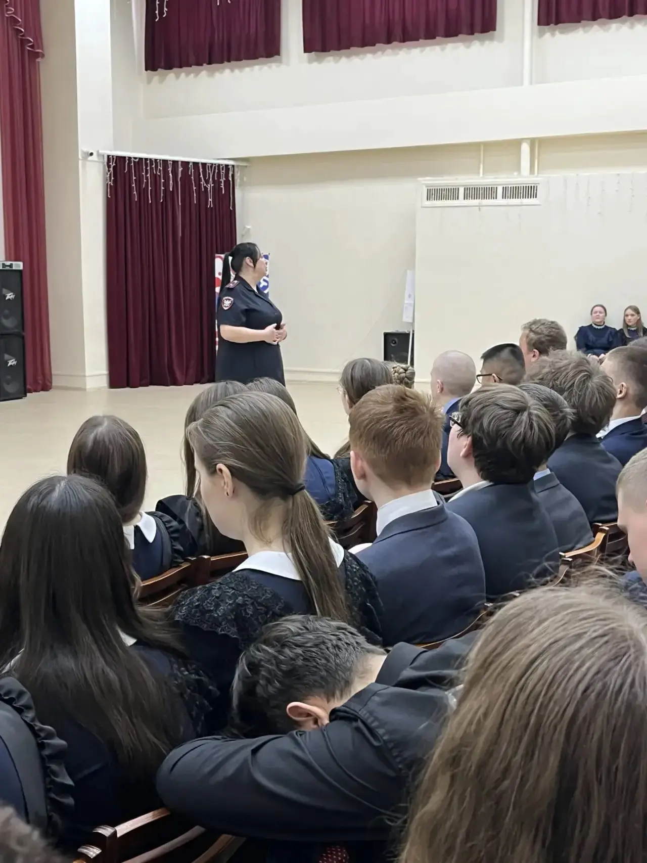 ✨ В рамках Единого дня безопасности в школе состоялась познавательная беседа со старшим инспектором 