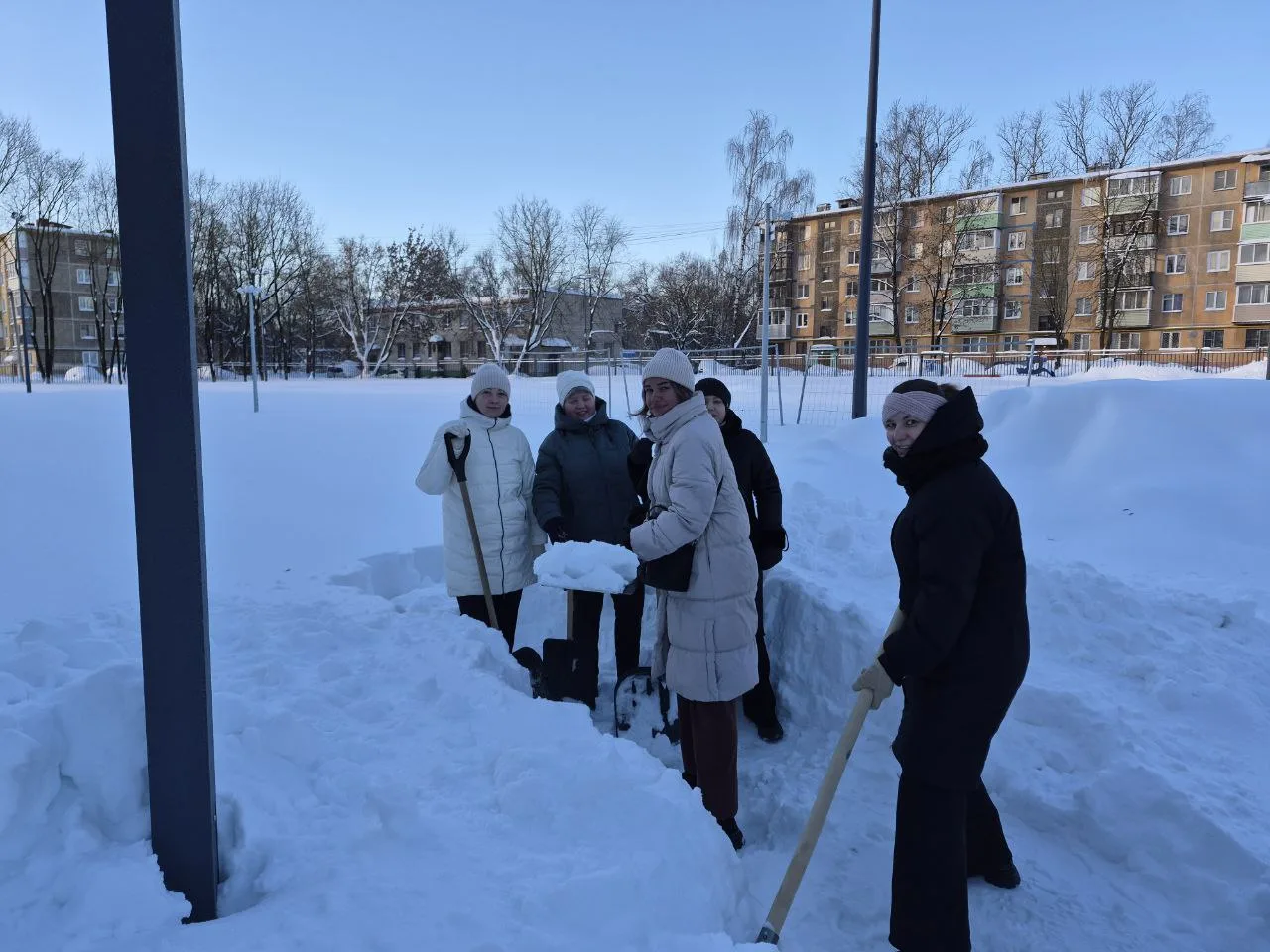 Январь в Москворецкой гимназии закончился субботником по ликвидации последствий недельного снегопада