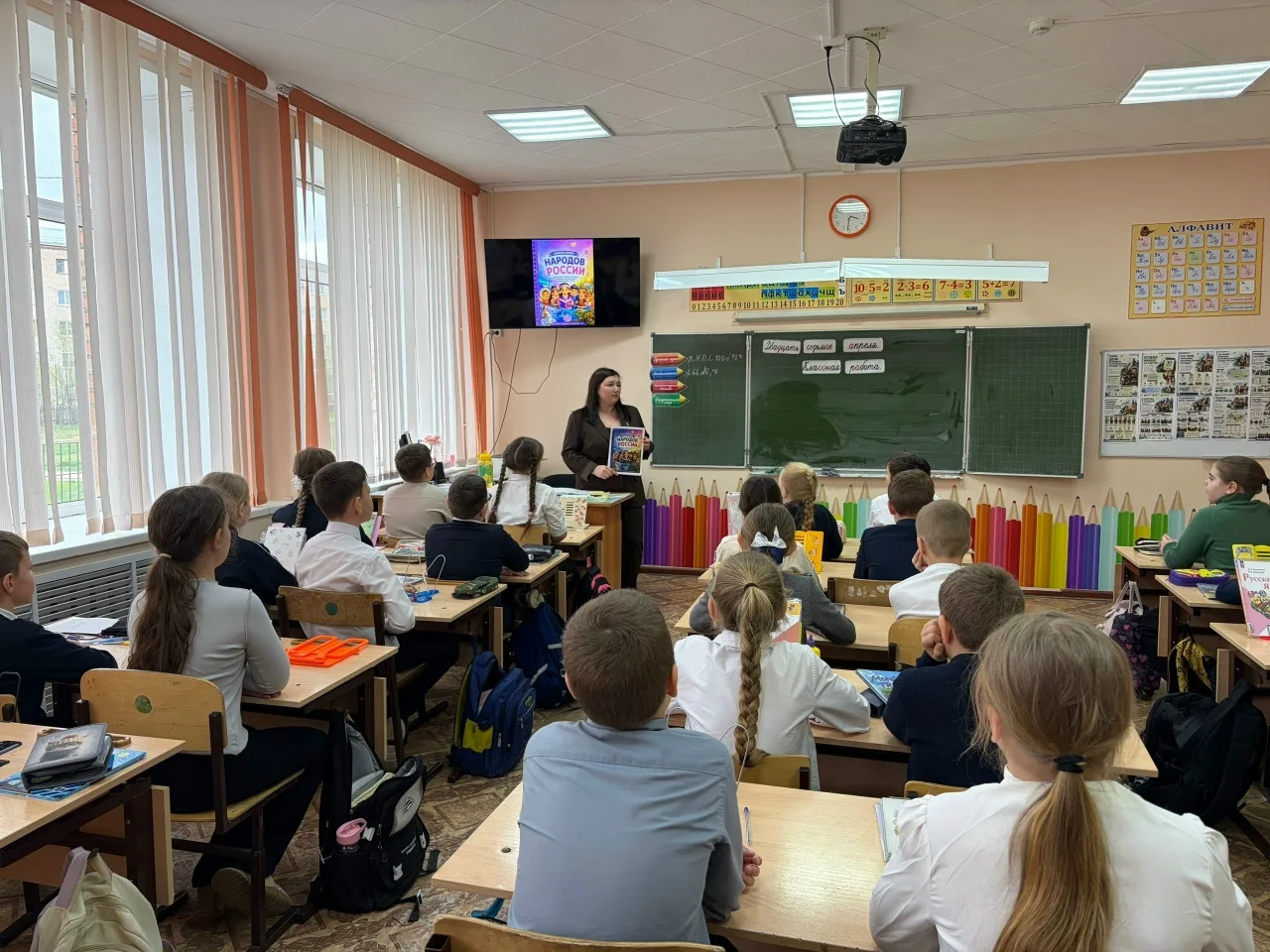 Ребята из начальной школы творчески подошли к празднованию Дня коренных малочисленных народов России
