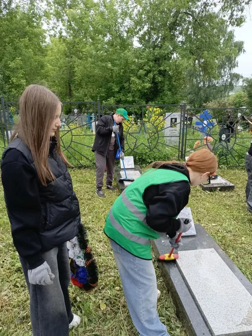 🌿 Экологическая акция «Аллея воинских захоронений»: забота о памяти и природе 🌿
