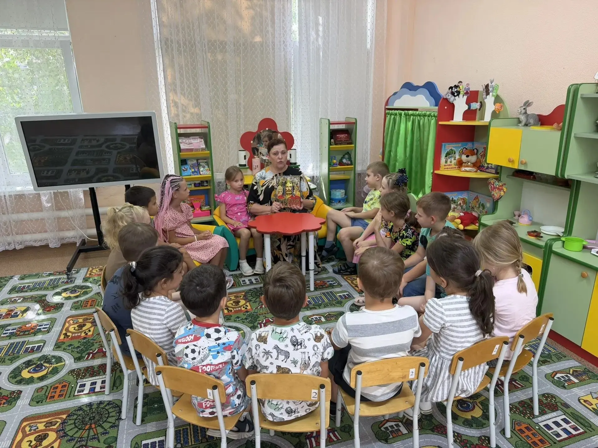 📘 Почему так важно читать детям сказки?
В сказках добро ярко противопоставлено злу — так у ребёнка 