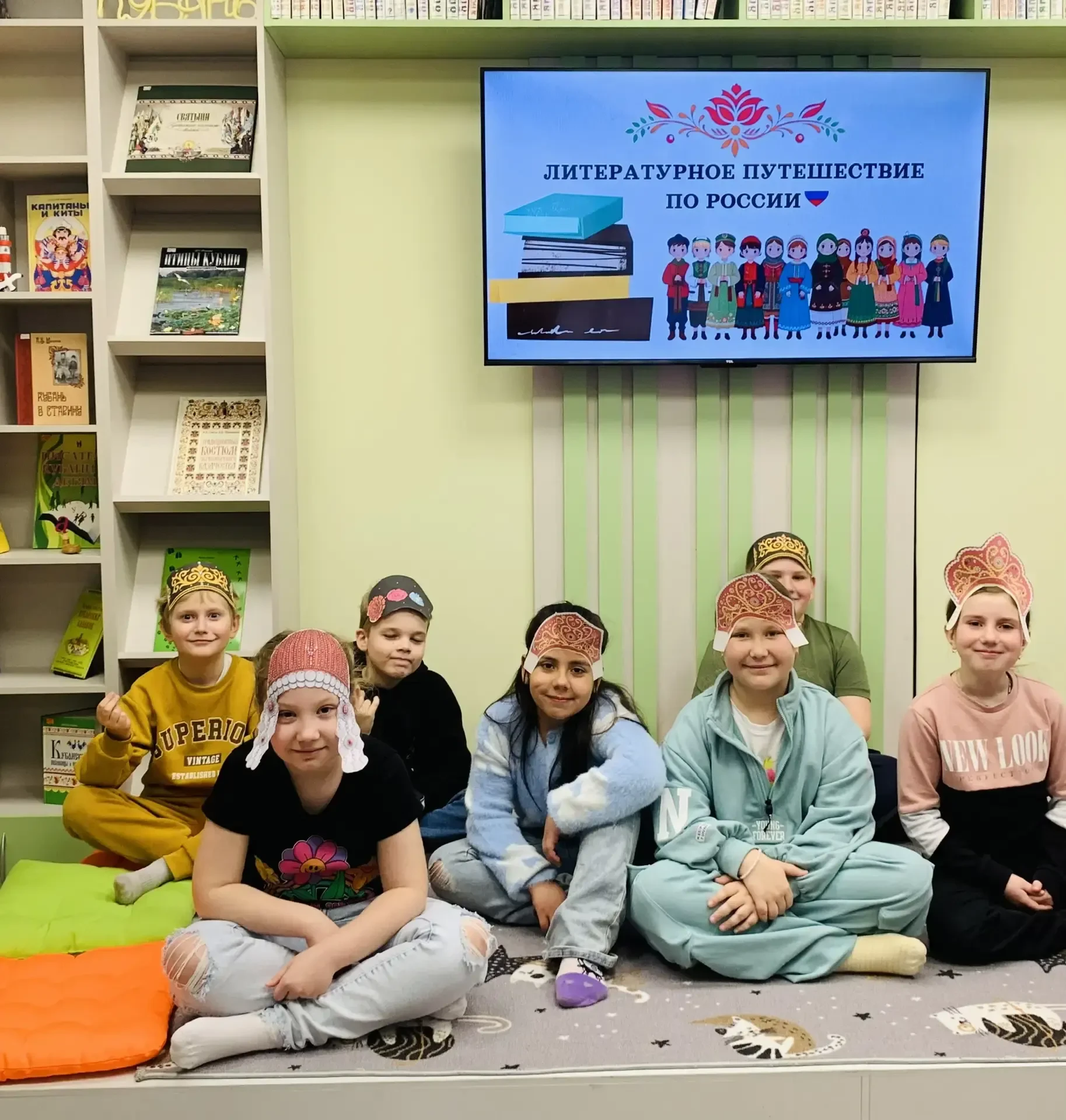 Каникулы с пользой 😊  Сегодня, в первый день каникул, ребята из 2Б класса посетили детскую библиотек