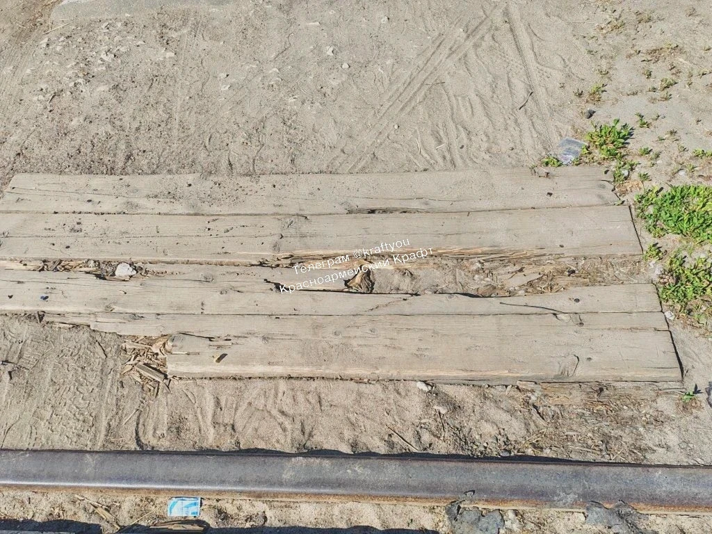 🚧 Железнодорожный переход возле Химсинтеза превратился в полосу препятствий

Прислали в бот:

Вот в