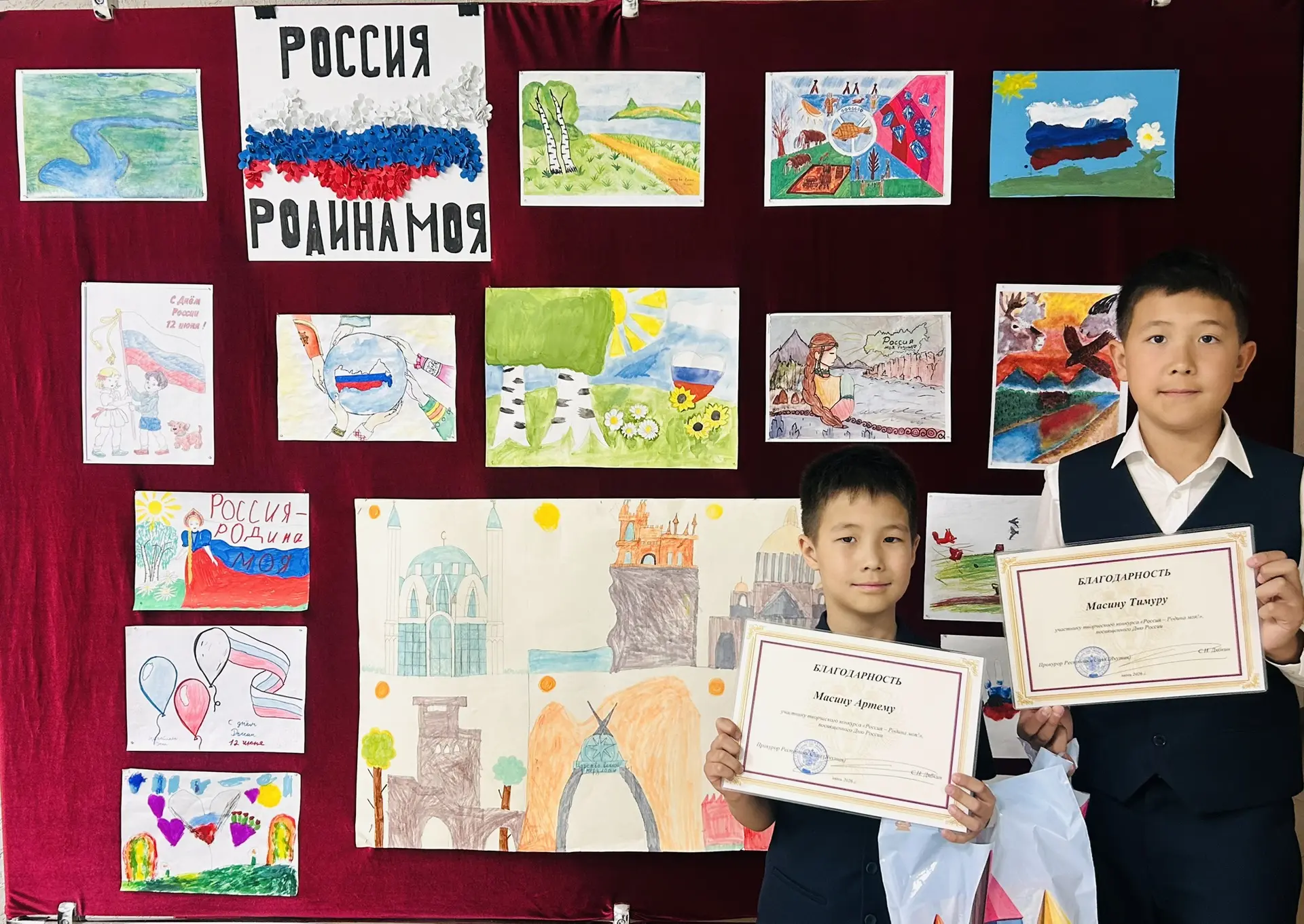 Работы участников творческого конкурса размещены на первом этаже здания аппарата прокур...