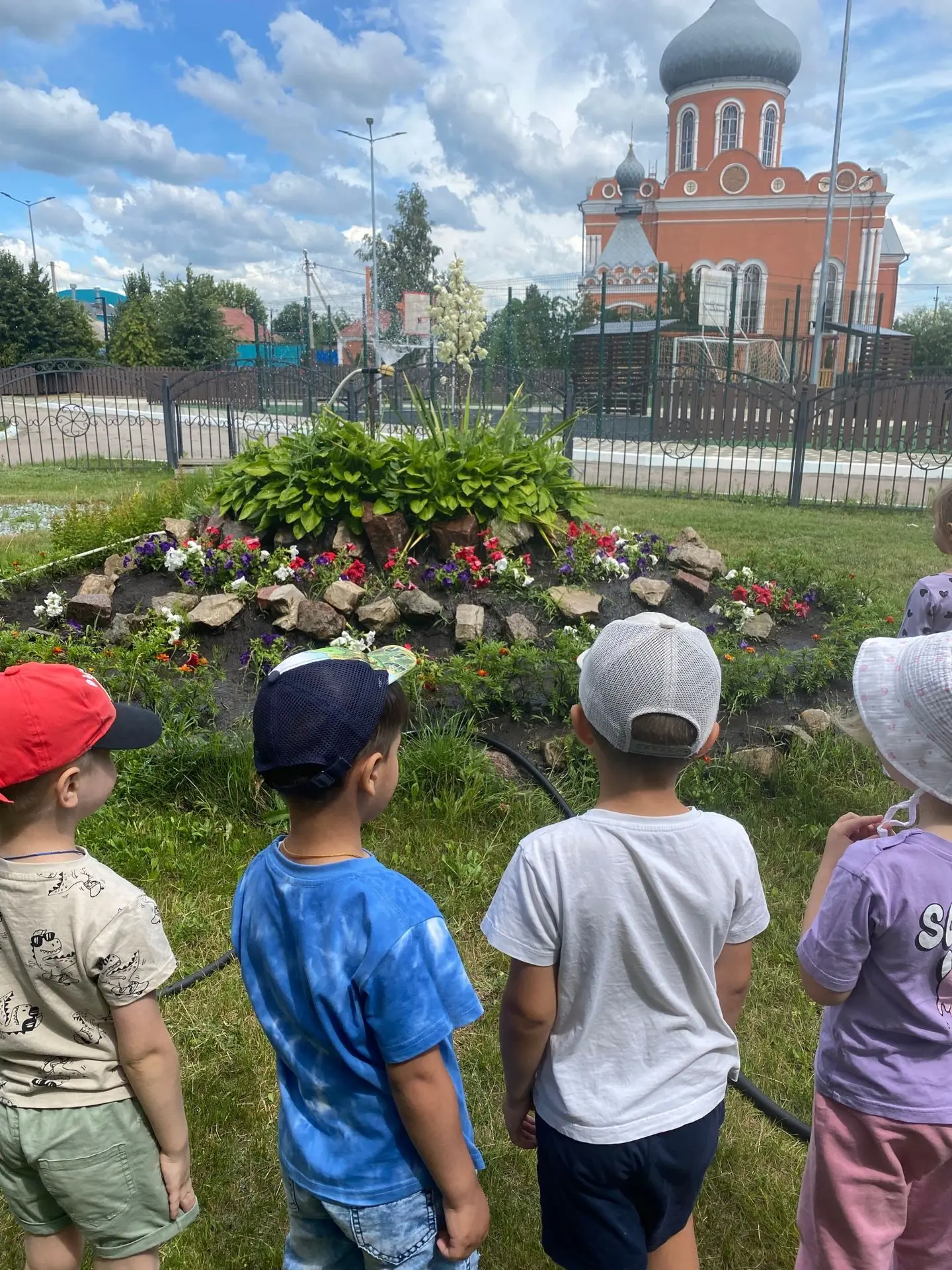 “День цветов ”.

Весело и насыщенно проходит у ребят каждый летний день.
Сегодня прошёл “День цветов