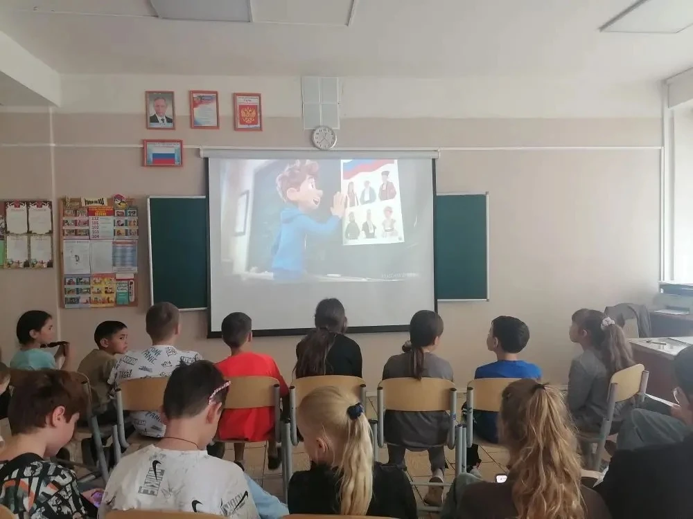В лагере «Ручеёк» (здание 25) прошел удивительный день, посвященный Дню дружбы народов! 🎉🤝 Это был