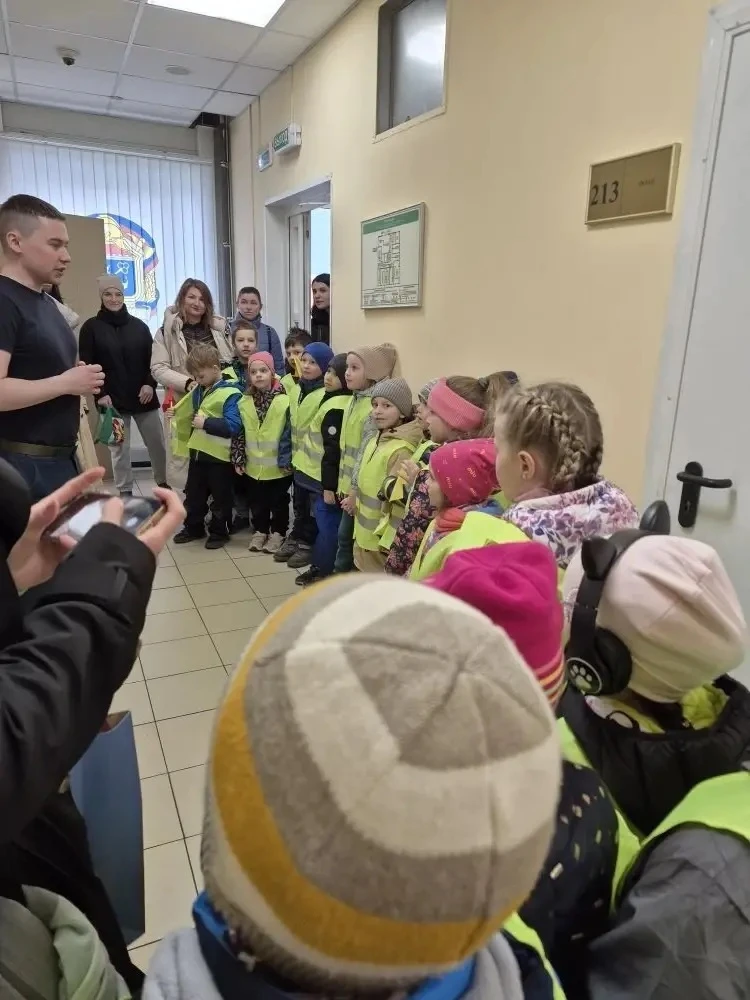 В пятницу 24 апреля воспитанники дошкольного отделения √ 2 группы "Светлячки" побывали на территории