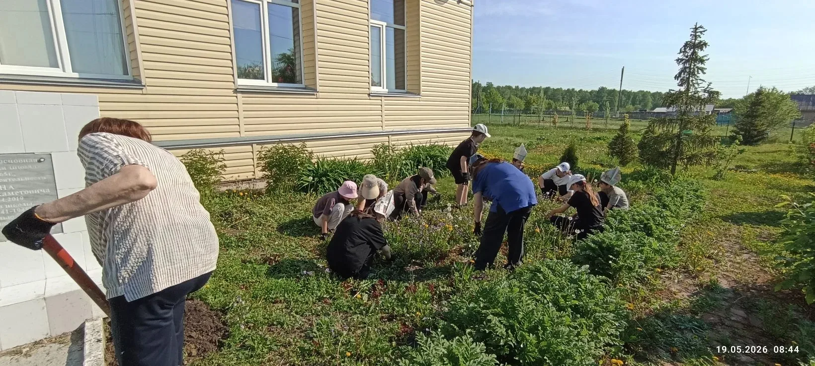 🏡 Подготовка участка к высадке цветов

В рамках практических занятий наши ученики вышли на пришколь