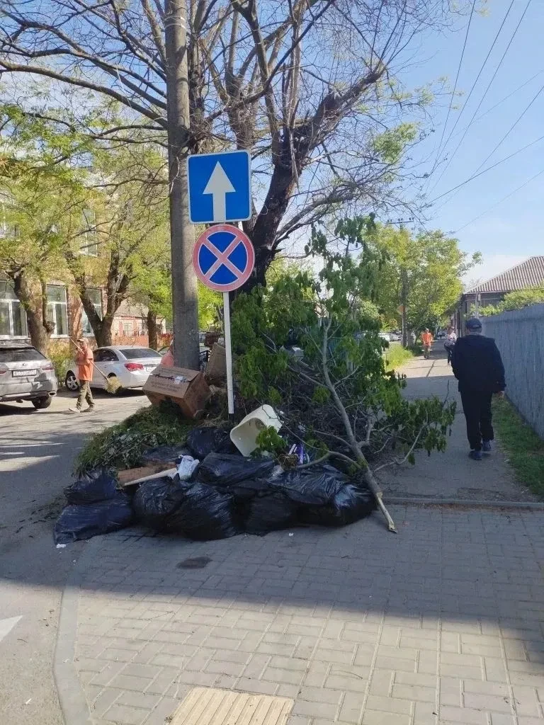 ⚡️В Ейске продолжается уборка приконтейнерных площадок и покос травы  Также убирают от мусора общест