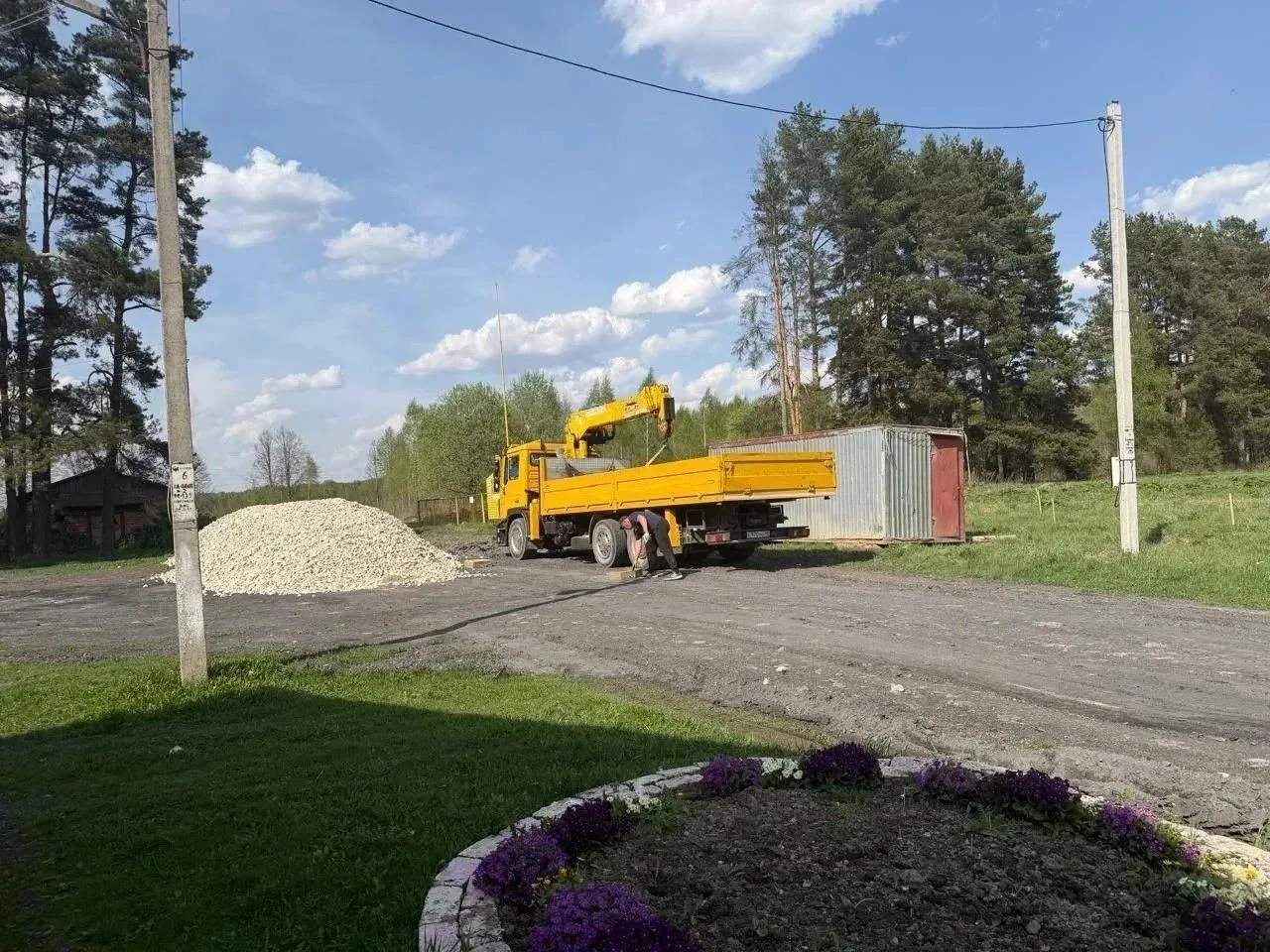 В селе Дабужа Сухиничского  района Калужской области   ведутся подготовительные  работы...