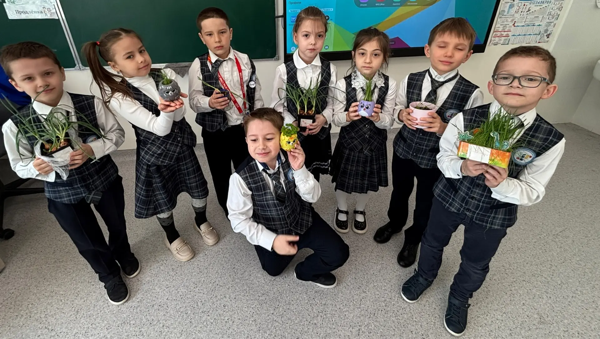 🌱 В 1Б классе долгожданное событие — у детей взошли их растения! С каким трепетом и любовью ребята у