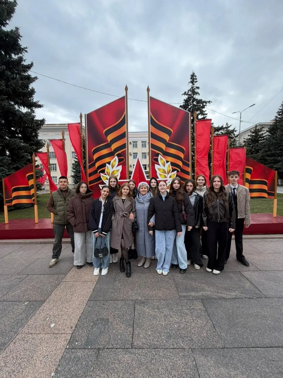 🎭🔸🎭В преддверии первомайских праздников, 30 апреля, обучающиеся 9Г класса вместе с классным руководи