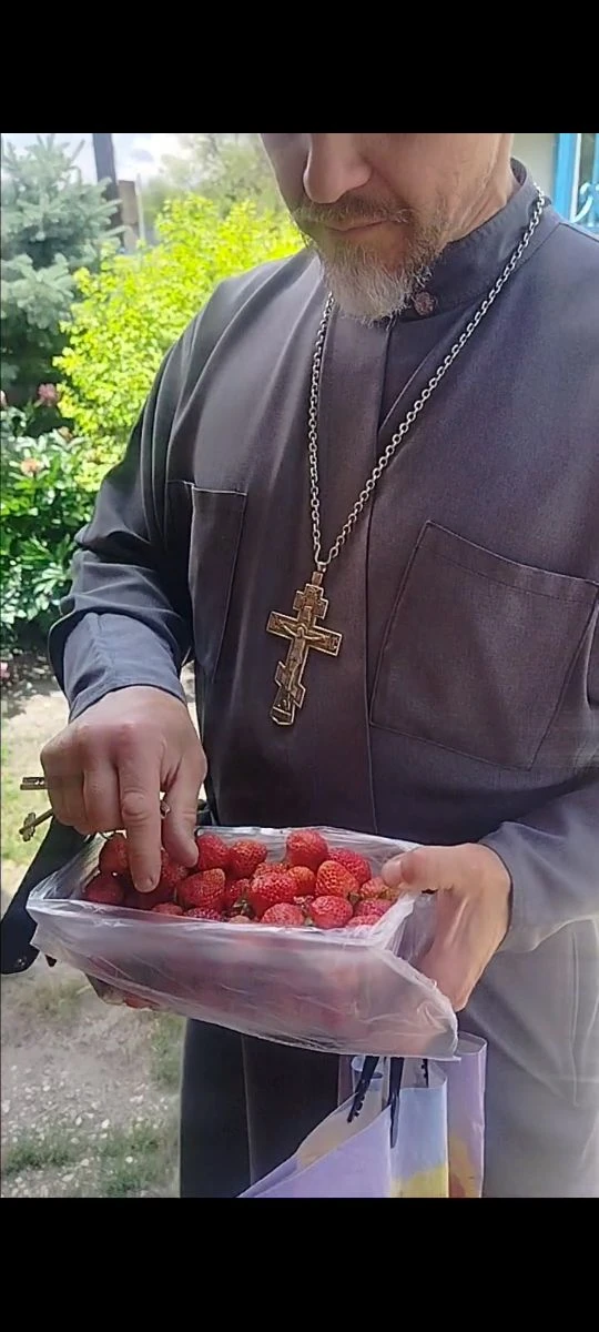 Кто последними  выходят из храма ..
Или 
Клубника поспела 😊
Улыбнитесь


Регулярно публикуем ответы