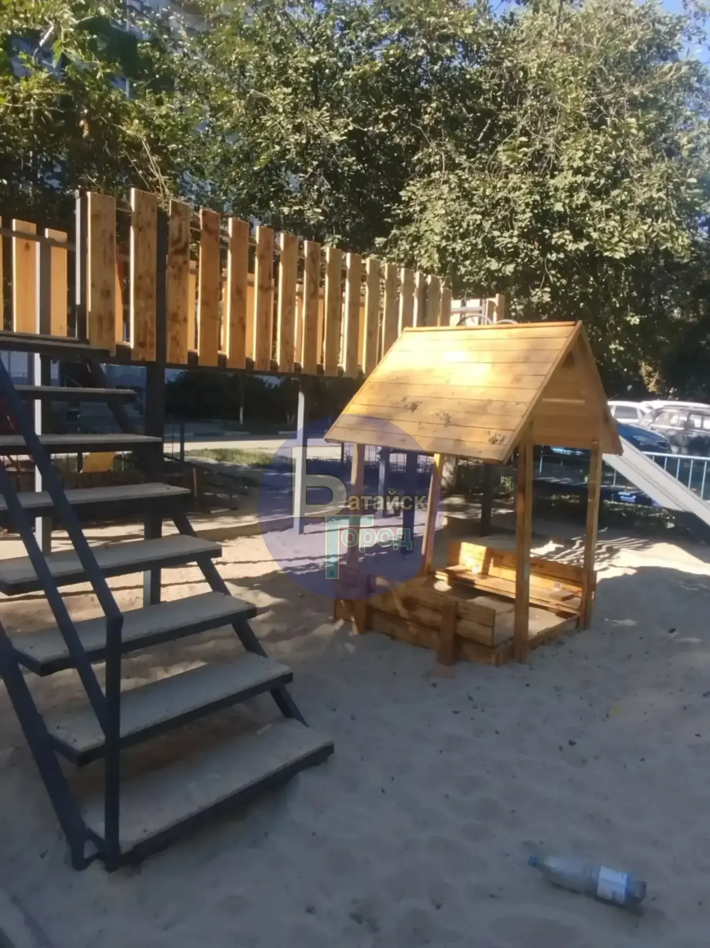 Вот такая красота появилась во дворе дома № 33 в Авиагородке. Мужчины своими силами при...