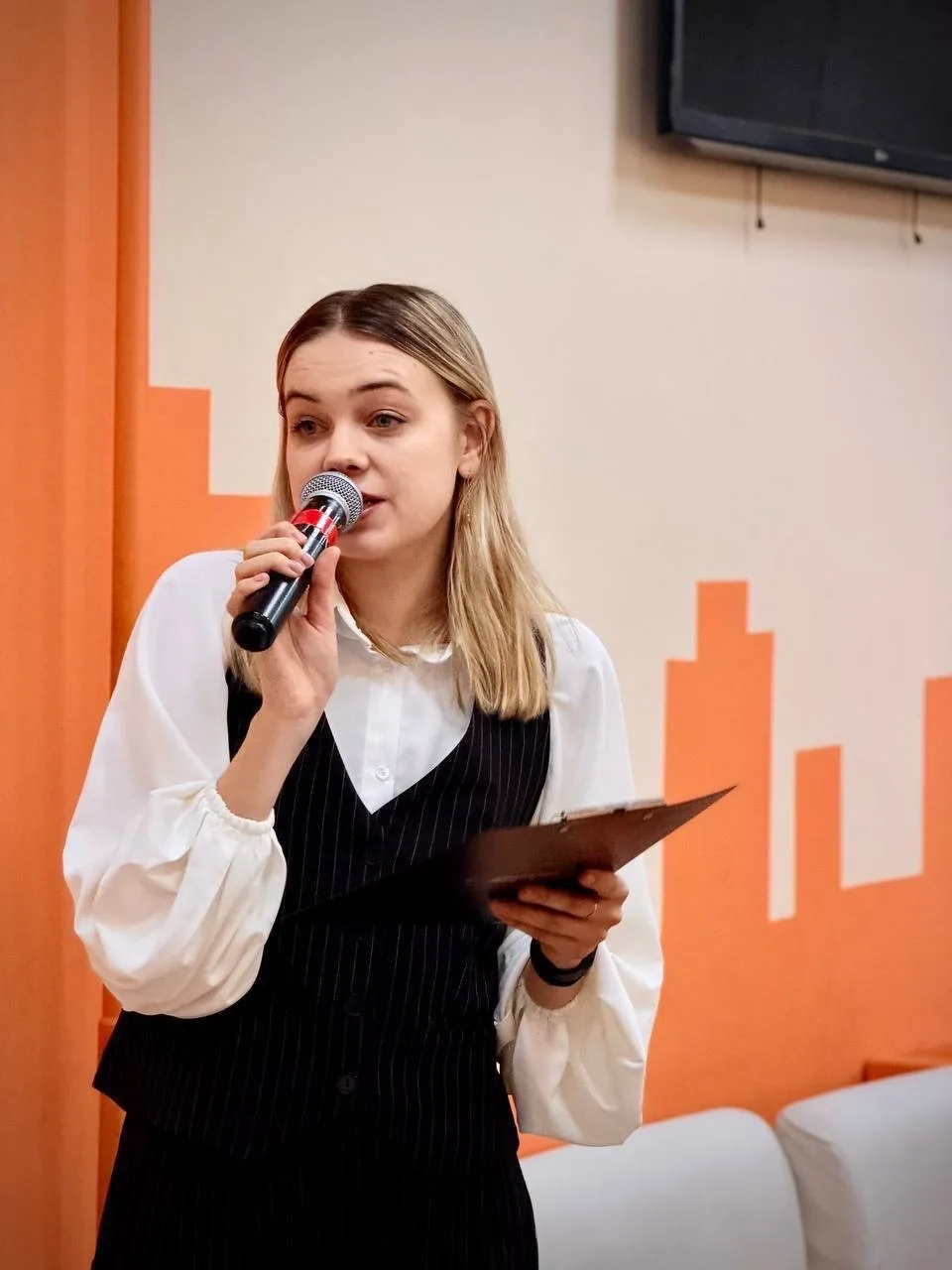 🪄 За кулисами школьной магии  Учебный год подходит к концу, а вместе с ним — последние трогательные 