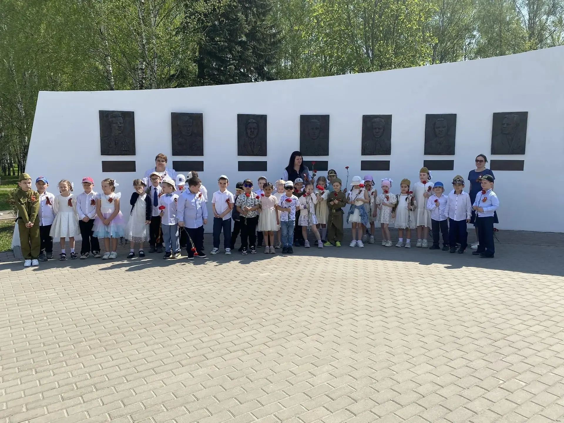 Стало доброй традицией после праздничного мероприятия возлагать цветы к Мемориалу героям Великой Оте