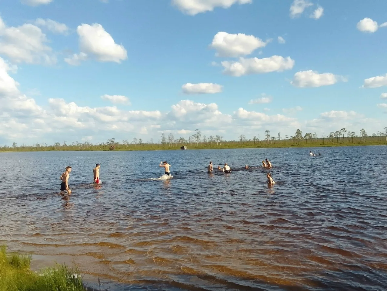 🌞 Радуется лету детвора! Мылвинское озеро стало любимым местом отдыха: здесь купаются дети из посёл