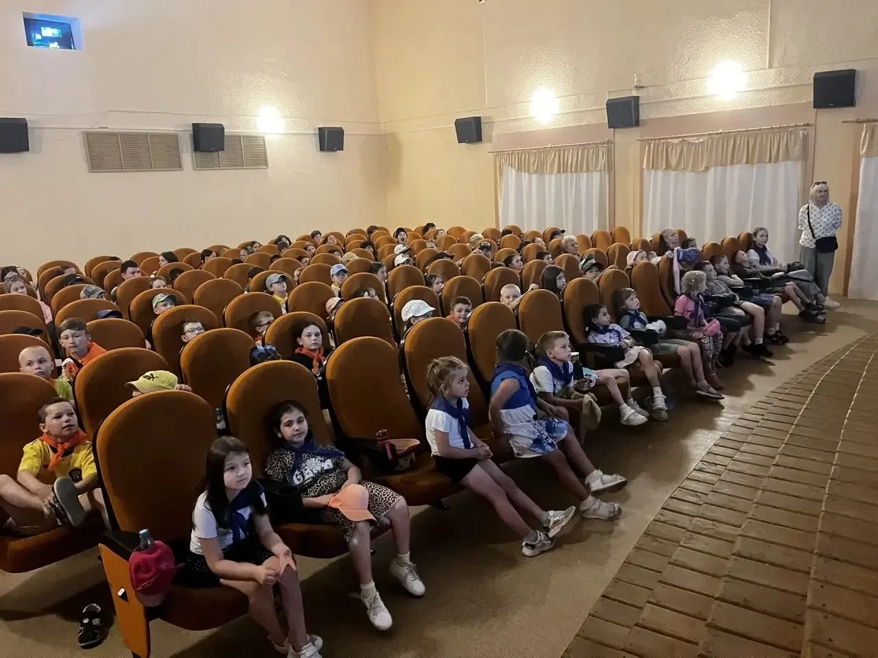 Вчера воспитанники нашего лагеря с большим удовольствием посетили городской кинотеатр «Рубеж» и посм