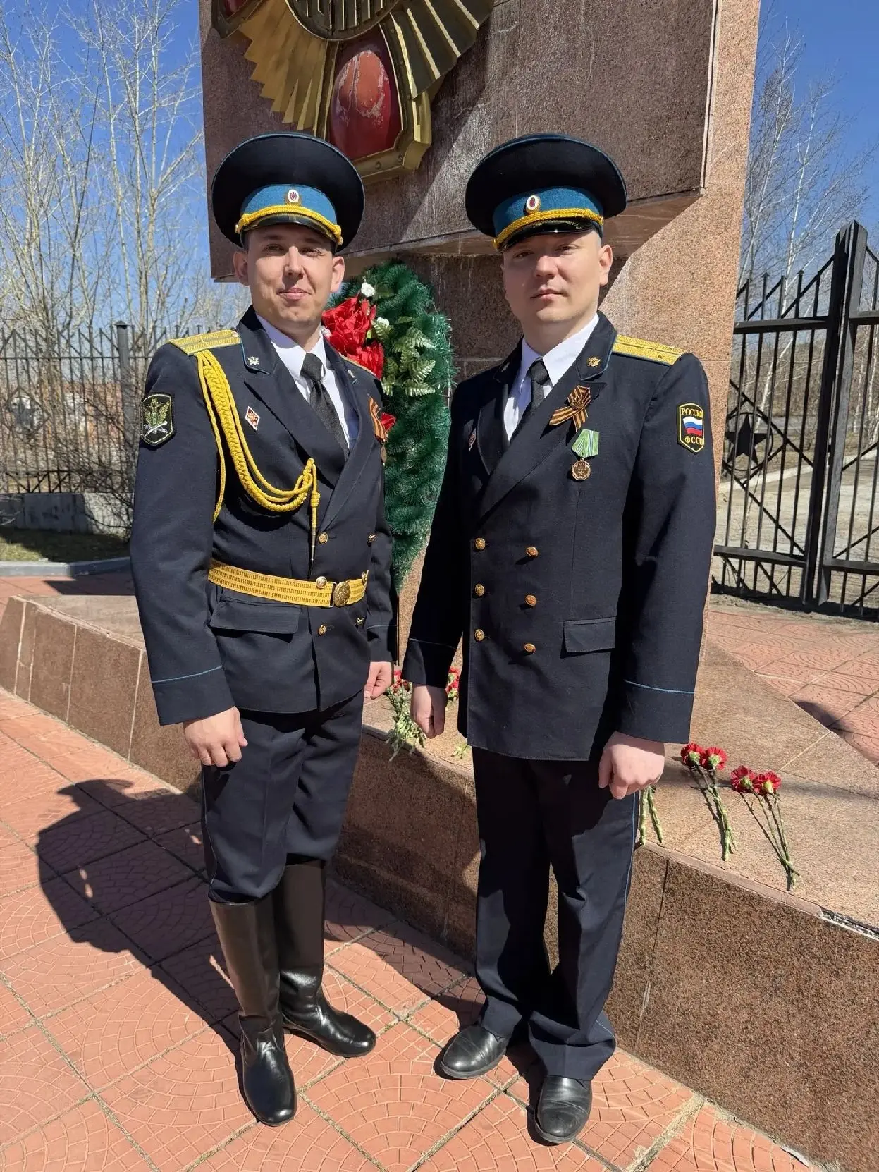 🫡 Судебные приставы ГМУ ФССП России возложили цветы к мемориалам Победы по всей стране  Сотрудники с