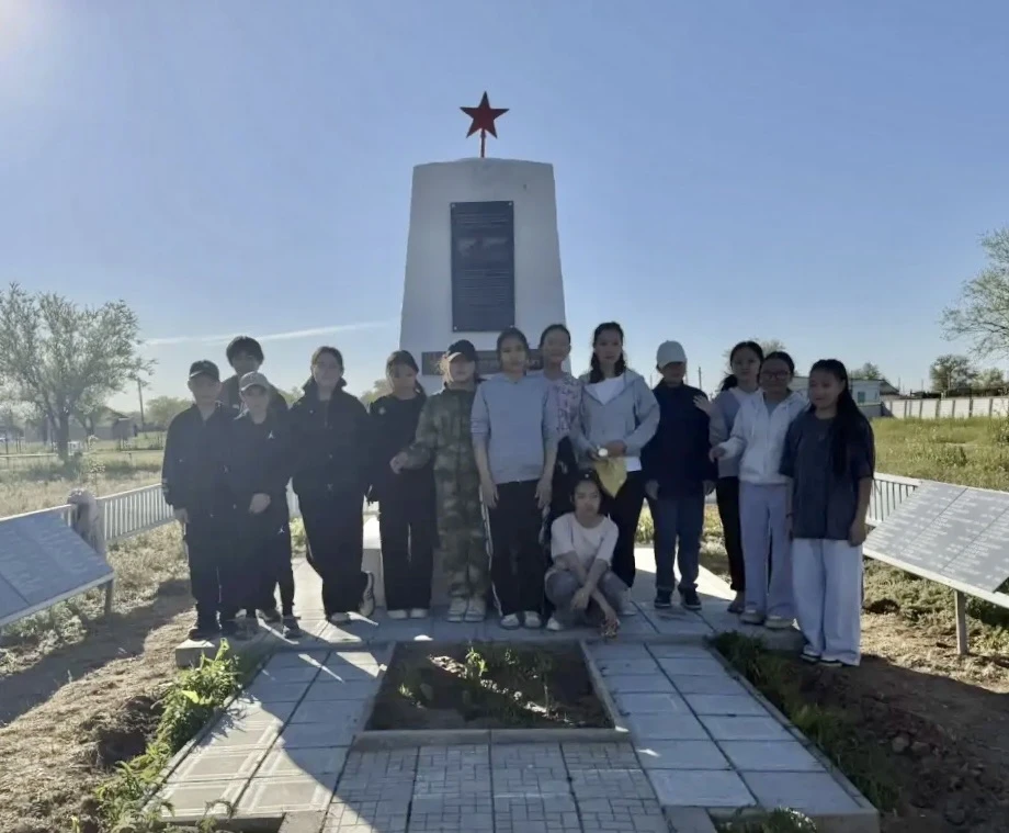 Сегодня волонтёрский отряд «ДоброЛуч» МКОУ «Гашунская СОШ им.Очирова А.В.» принял участие в благоуст