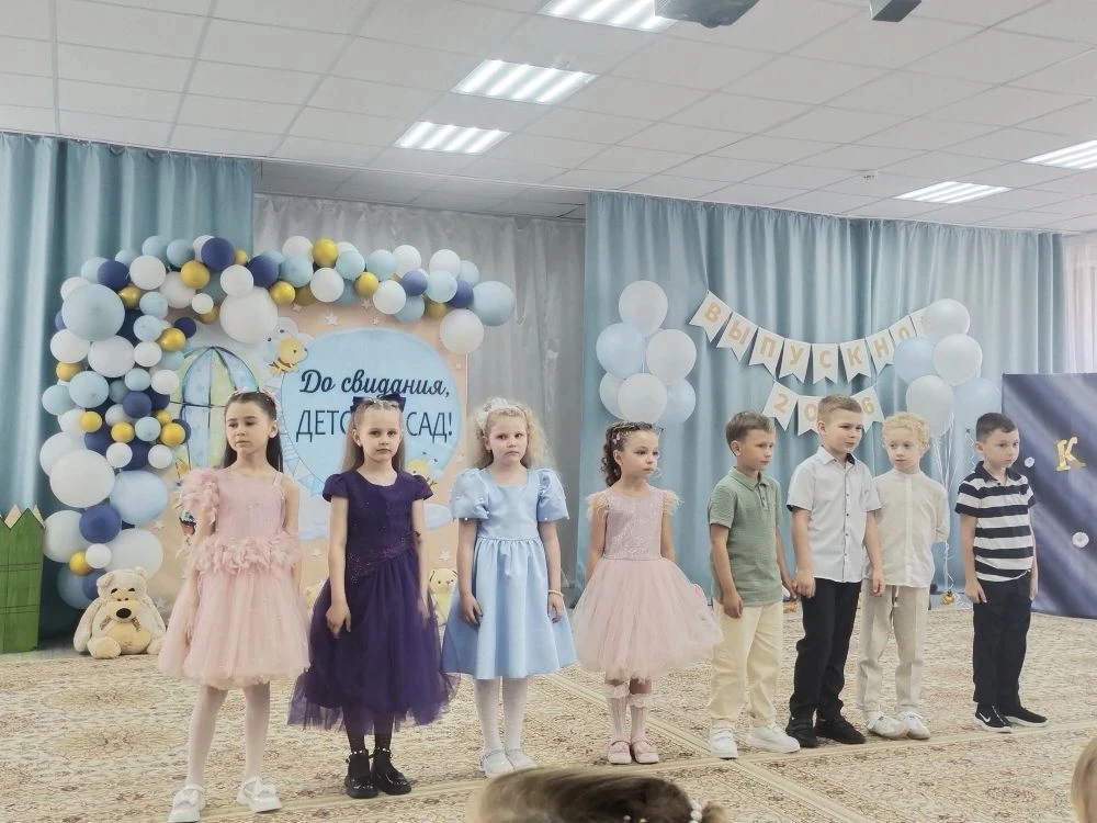 🍬 Выпускной в группе «Карамельки»: математика, грамматика, корова и… малыши-провожатые

В этом году