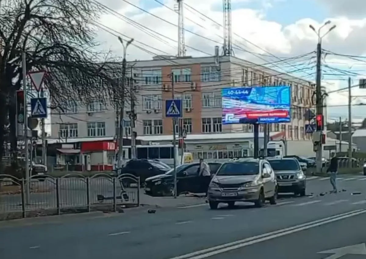 Лобовое столкновение такси и легкового автомобиля произошло в Калуге