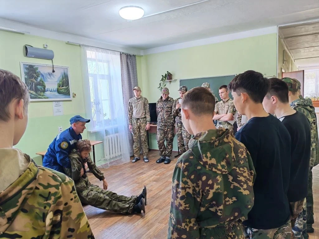 🗣️ Спасатели Чановского ПСО провели серию уроков безопасности для подростков  Сотрудники Чановского 