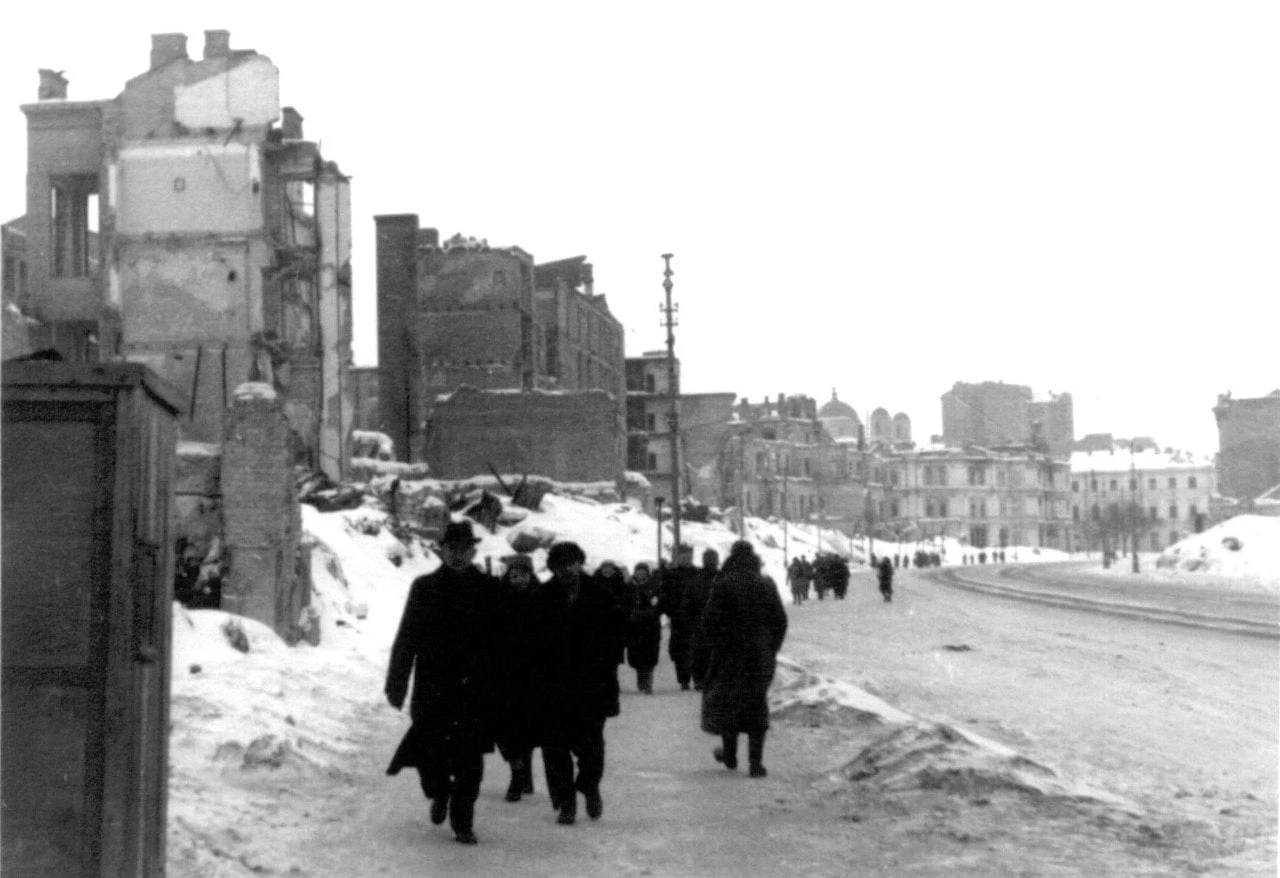 Улица Крещатик в оккупированном Киеве. Февраль 1942 года.