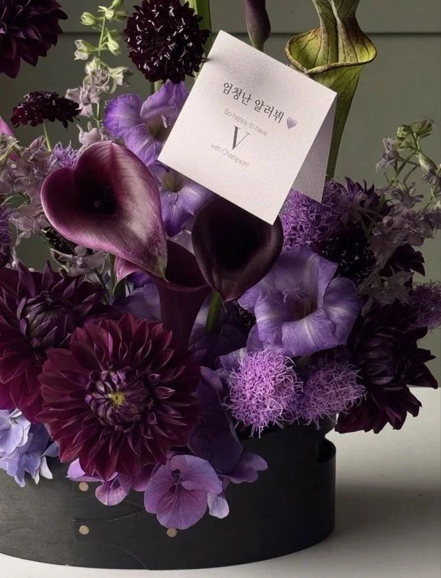 Прекрасный букет 💐 фиолетовых цветов , Champion отправил Тэхёну,