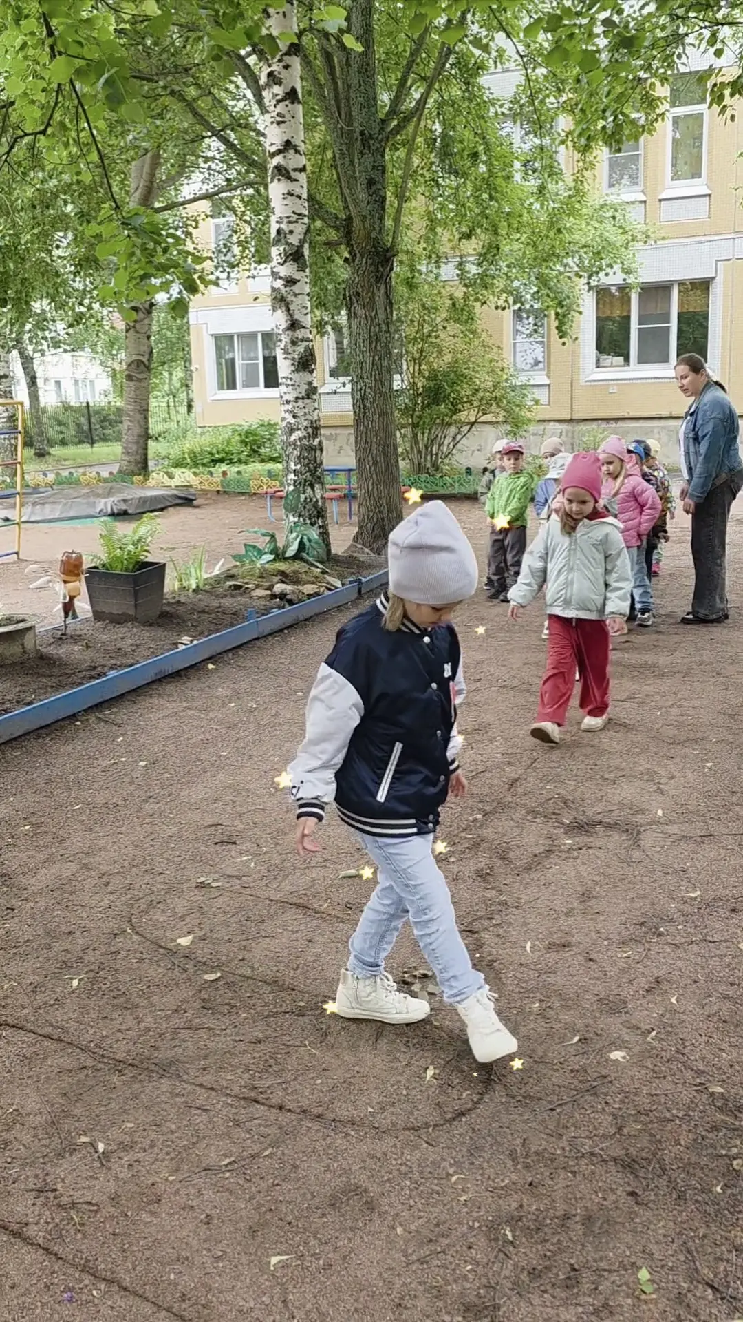 Волшебная дорожка к большой прогулке! ☀️🌲

Сегодня в средней группе произошло маленькое чудо. Перед