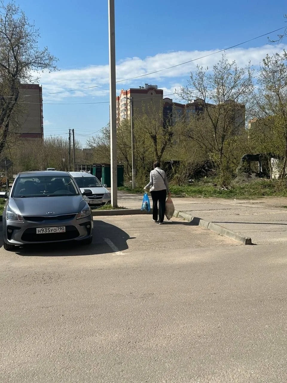 Два месяца назад мы уже писали о проблеме с мусорными баками возле домов №36 и №37 по у...