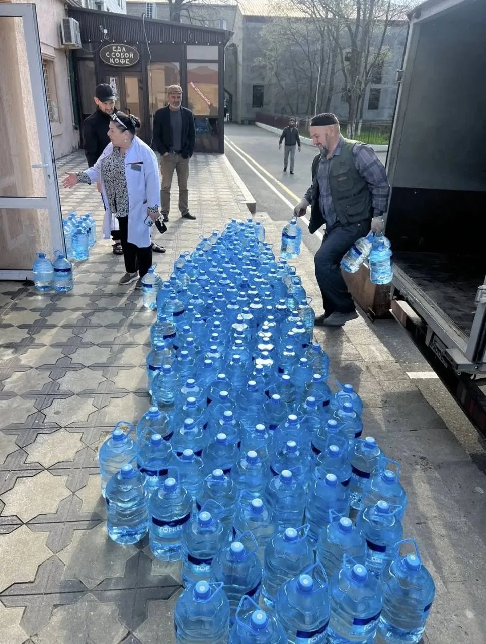 Астраханские медики направили 1,5 тонны воды в помощь Дагестану