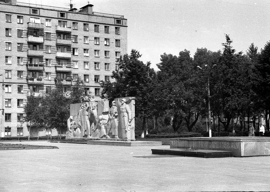 🌳 Площадь 50-летия Октября, ныне – площадь Славы. - 📆 1981 г.