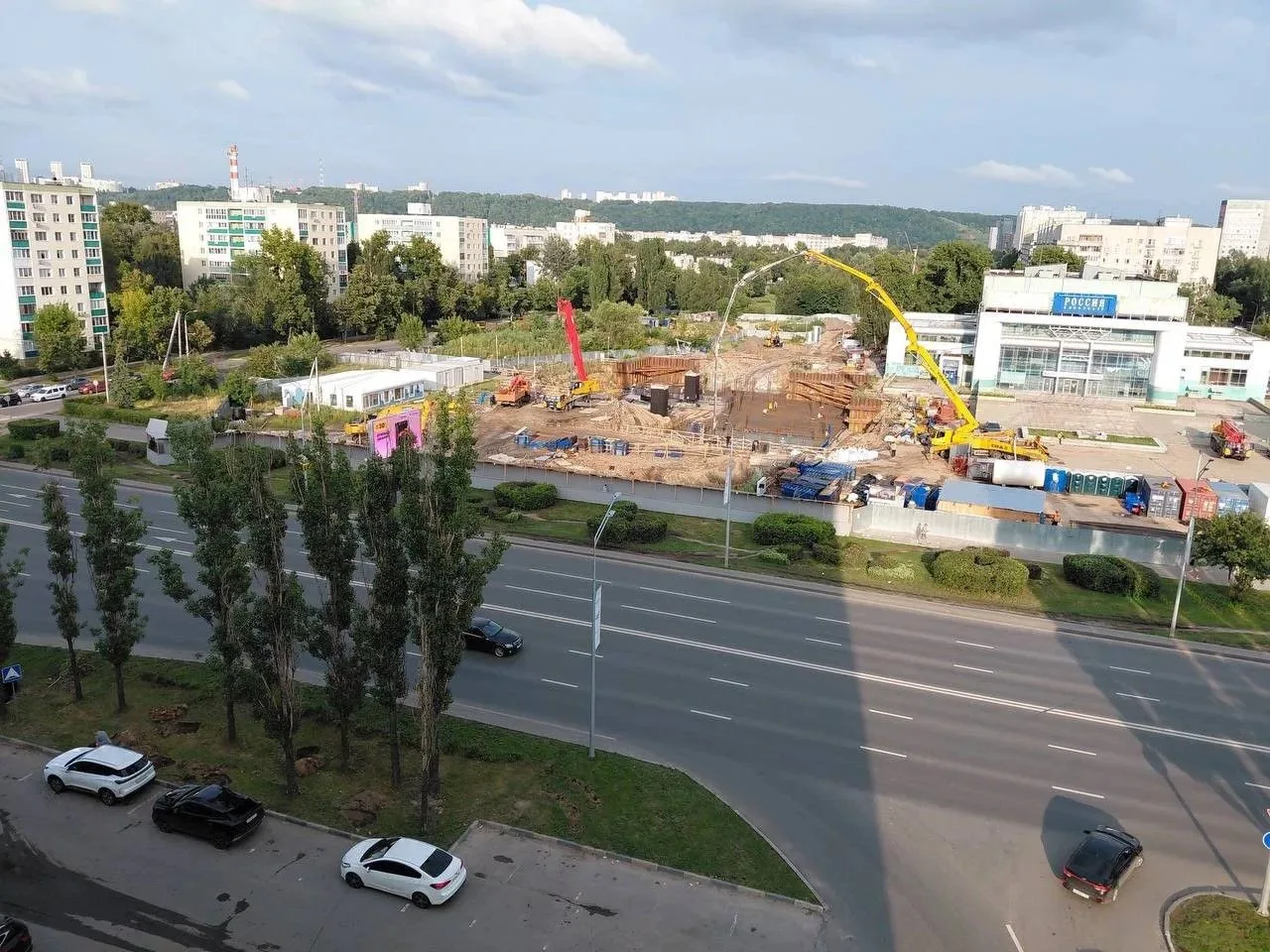 🚠 Появились свежие кадры стройки станции канатной дороги на Заречной: на площадке уже вырисовываютс
