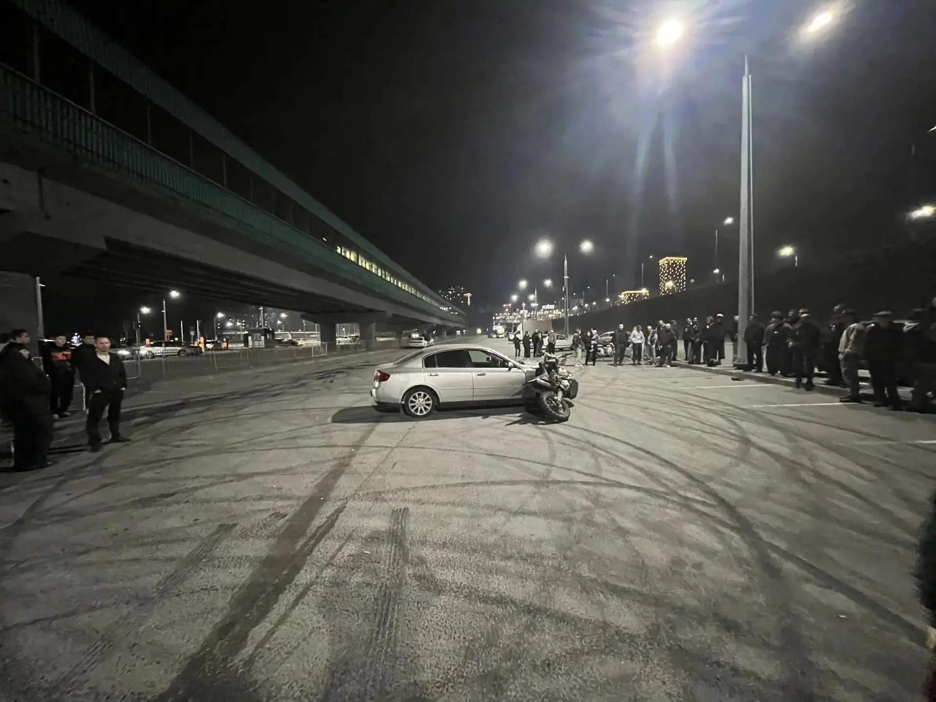 На парковке около парка Арена произошло столкновение мотоцикла и автомобиля