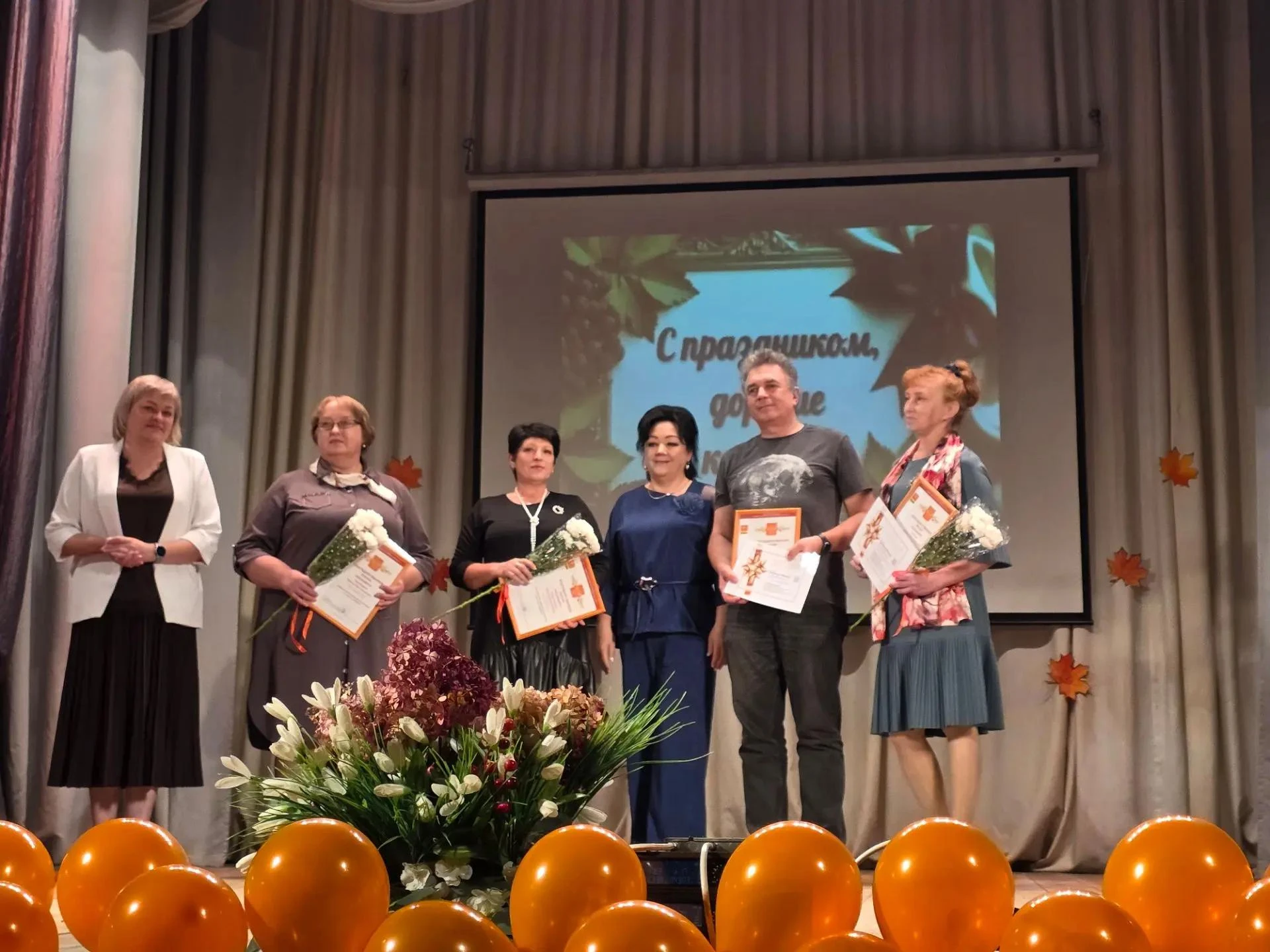 💐С любовью и благодарностью в Ермаковском округе чествовали учителей