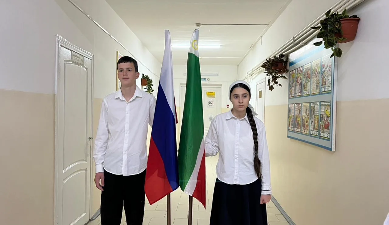 Новая неделя в нашей школе началась с  линейки и поднятия государственных флагов под гимны Российско