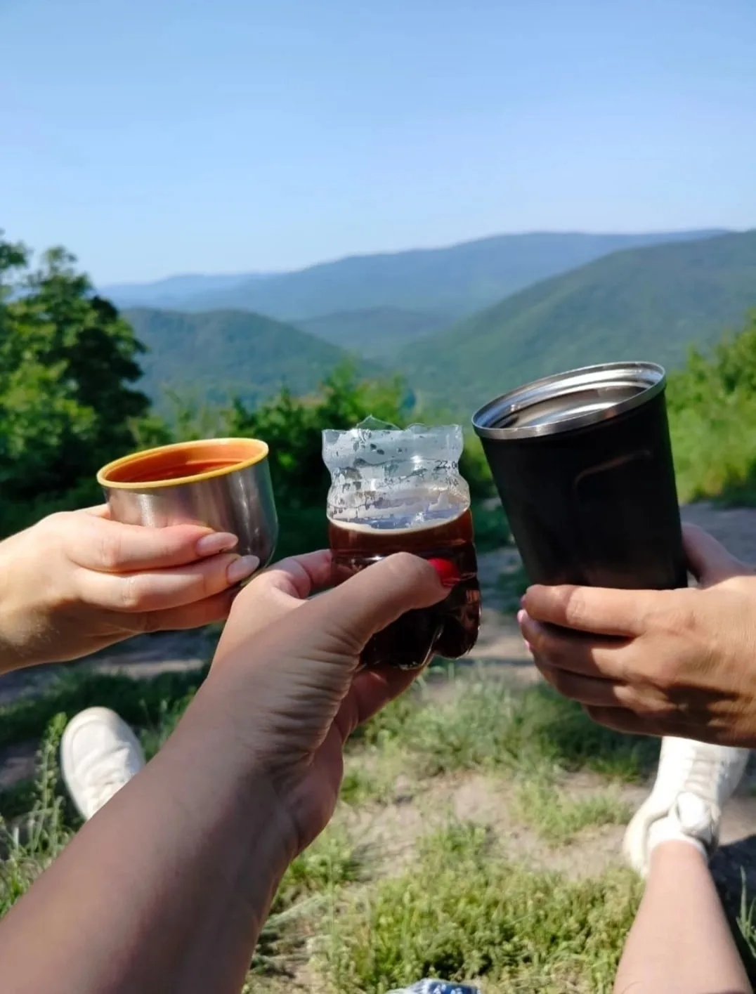 Лучшие кружки кофе — в Горячем Ключе ⛰️

 С видом на горы и свежестью утреннего воздуха.

Пусть утро