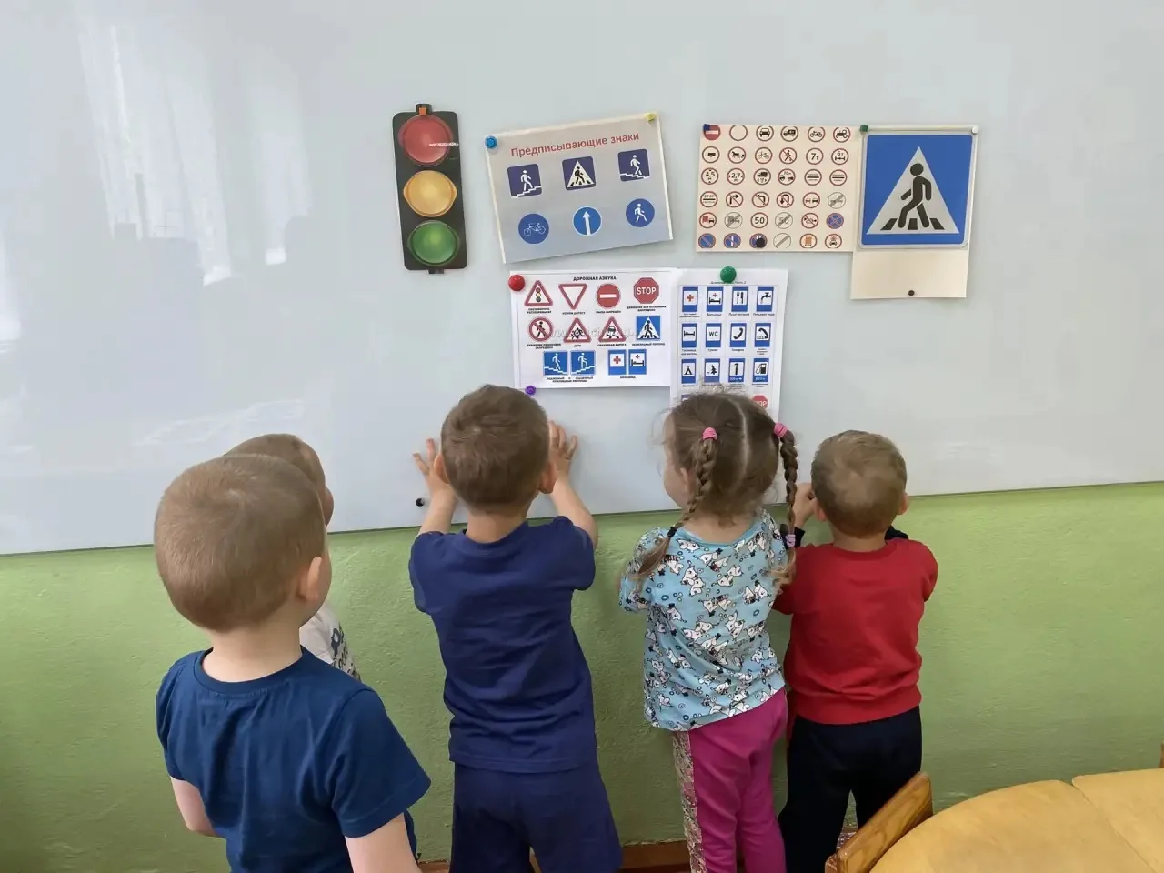 🧩Знакомство с новыми знаками!

🧑‍🧑‍🧒 Ребята познакомились с новыми дорожными знаками: «Выезд зап