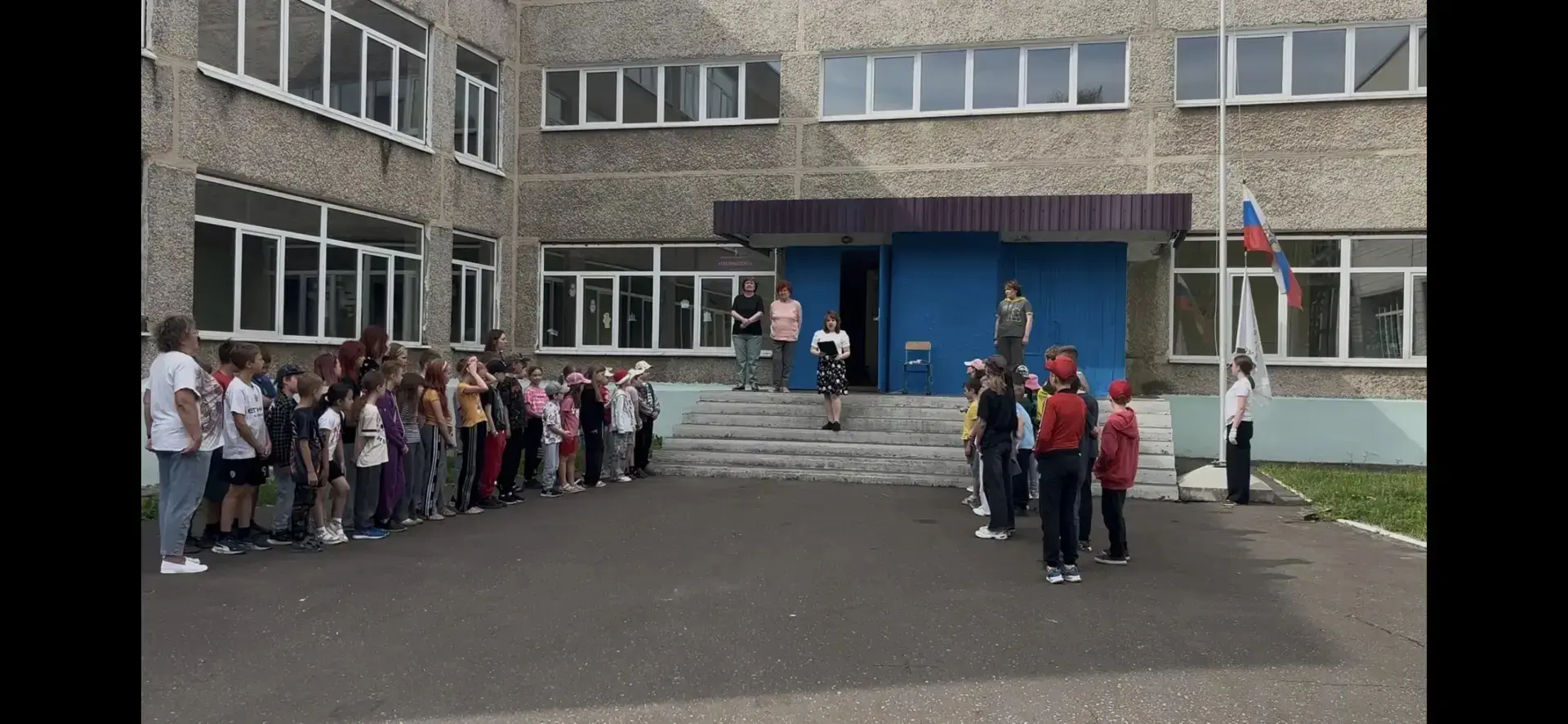Закрытие смены в пришкольном лагере "Солнышко" (МОУ "СОШ №3", здание 1).
Вот и пролетела наша солнеч