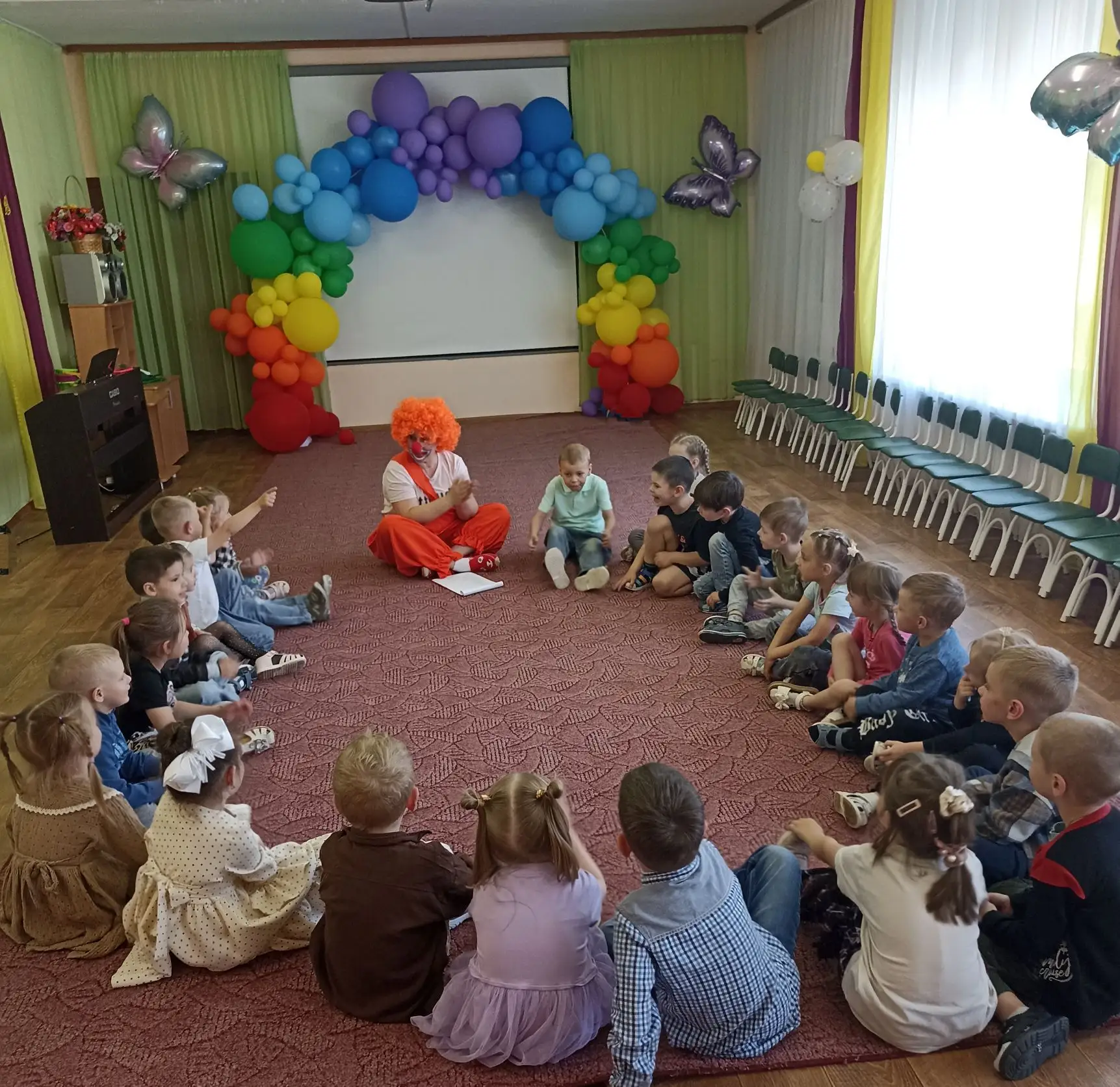 Пусть солнышко в небе сияет,
Пусть смех отовсюду звучит.
Пусть счастье весь мир заполняет,
Пусть рад