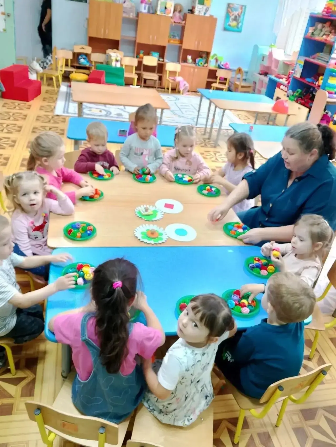 Перед нами кадры с занятия «Круги и квадраты вокруг нас»: как мы знакомимся с геометрие...