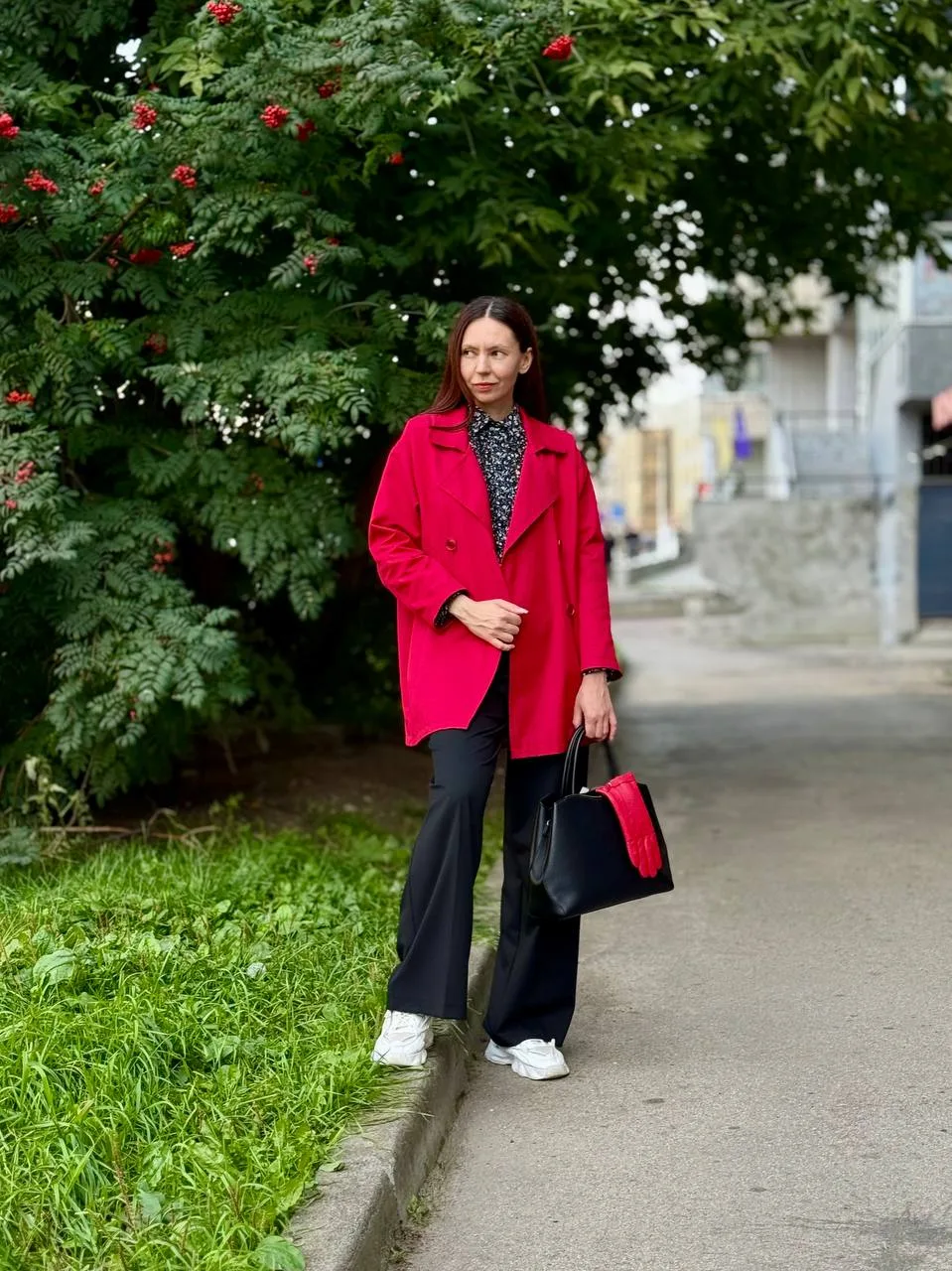 ❤️Яркий красный - главный герой этого городского образа: этот оттенок мгновенно притяги...