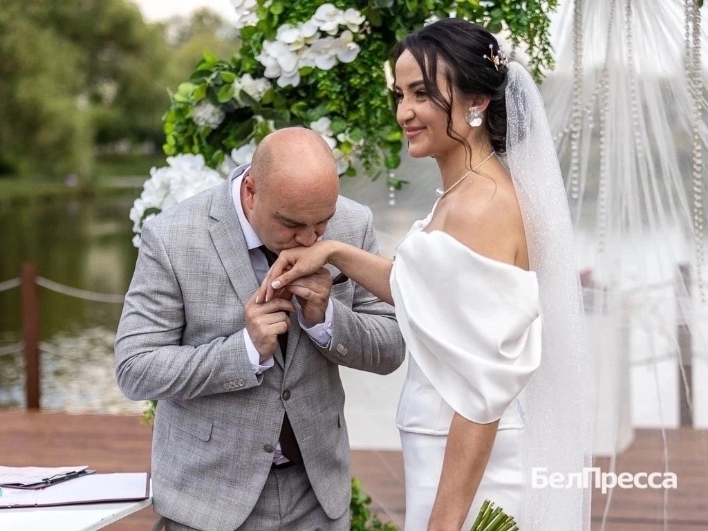 💍 В Белгороде стартовал сезон свадеб на берегу Везёлки.

11 июня на понтонной сцене в парке Победы 